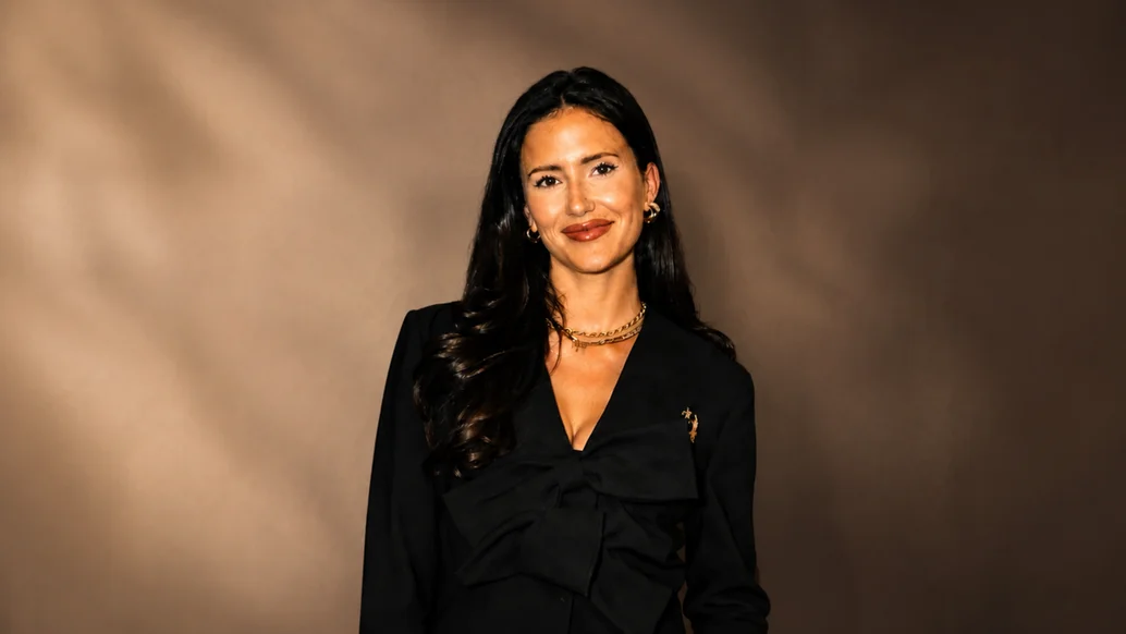 Anna Lisson lächelnd in schwarzer Bluse – Porträt