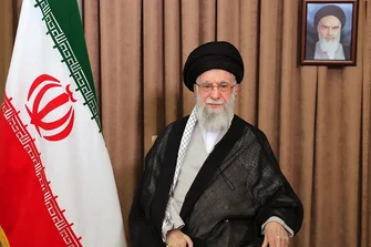 علي حسيني خامنئي: سيرة رجل صعد من الحوزة إلى قمة السلطة في إيران