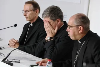 Deux curés de l’église catholique romaine dans les mailles de la police républicaine dans le Plateau