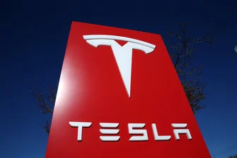 Γιατί να επενδύσετε στη μετοχή της Tesla;