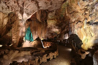 Onde se situam as Grutas de Mira de Aire?