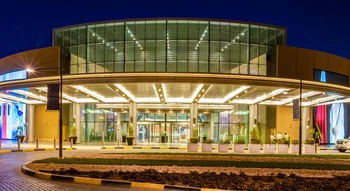 اكتشف روعة التصميم المعماري واستمتع بتجربة تسوق فريدة عند المدخل الرئيسي لدوحة فستيفال سيتي ليلاً
