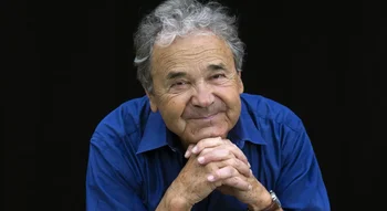 Pierre Perret en chemise bleue.