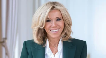 Brigitte Macron portrait officiel souriante.