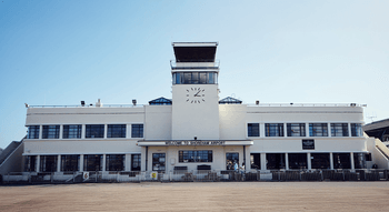 Bâtiment principal du terminal de l'aéroport de Brighton City avec architecture Art déco.
