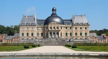 Château de Vaux-le-Vicomte vu de face sous un ciel bleu clair.