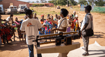Médecins Sans Frontières en Angola : Distribution de ressources médicales et sensibilisation auprès des communautés.
