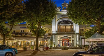 Façade de nuit du Casino Circus de Vals les Bains.