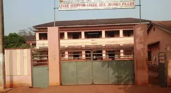 Façade du lycée Houffon, un établissement pour jeunes filles au Bénin.