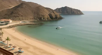 منظر جميل لشاطئ خورفكان والجبال