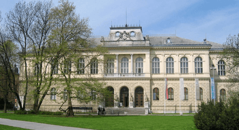 Vista exterior da entrada principal do edifício histórico do Museu Nacional da Eslovénia