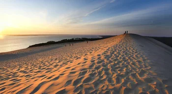 Coucher de soleil magique sur la dune du Pilat en Nouvelle-Aquitaine.