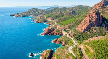 Vue aérienne de la Corniche d’Or, falaises rouges et mer turquoise du Massif de l’Esterel.