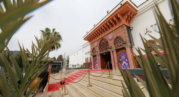 المدخل الخارجي لكازينو أتلانتيك (Casino Atlantic) في أغادير، يتميز بسجاد أحمر وتصميم معماري مغربي.