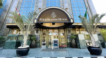المدخل الرئيسي لفندق فور سيزونز (Four Seasons Hotel) الفاخر، يتميز بواجهته العصرية وأشجار النخيل.