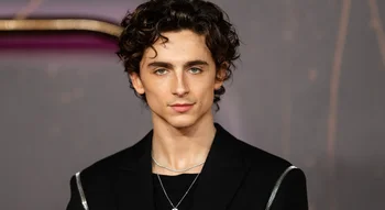 Timothée Chalamet portrait en veste noire.
