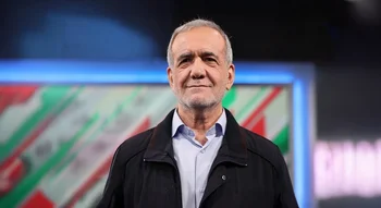 صورة للرئيس الإيراني مسعود بزشكيان، الطبيب الجراح والسياسي الإصلاحي.