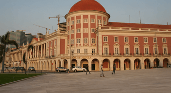 Banque Nationale d'Angola avec son architecture emblématique.