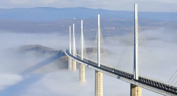 Le Viaduc de Millau émergeant d’une mer de nuages.