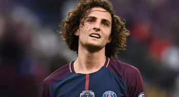 Adrien Rabiot en duel avec un joueur anglais.
