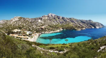 Vue panoramique de la Calanque de Sormiou et de ses eaux turquoise depuis les hauteurs.