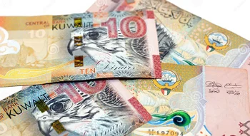 أوراق نقدية من فئة 10 دنانير كويتية تظهر عليها صورة الصقر وشعار دولة الكويت على خلفية بيضاء.