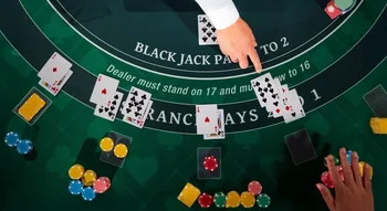 Illustration du jeu de casino avec cartes et jetons selon les règles du blackjack.