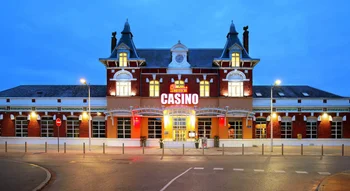Vue extérieure illuminée du Casino de Berck au crépuscule.