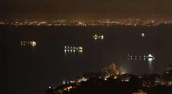 Rencontre autour de Djisr El-Djazaïr – vue nocturne sur la baie d’Alger avec Notre-Dame d’Afrique et les cargos éclairés.