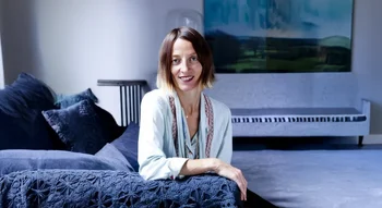 Aurélie Mathigot portrait assise dans son intérieur.