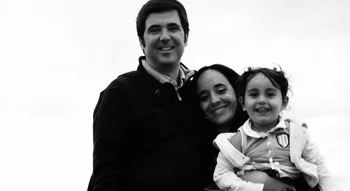 Simon Fréchette-Grégoire souriant en compagnie de sa famille.