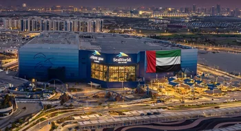 سي وورلد أبوظبي (SeaWorld): الواجهة الخارجية ليلاً مع علم الإمارات.