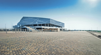 Vue extérieure de l'Arena Lviv avec un ciel dégagé.
