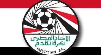 رمز الاتحاد المصري لكرة القدم يتوسط خلفية بألوان علم مصر الأحمر والأبيض والأسود.