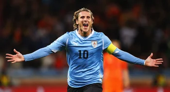 Diego Forlán celebra con Uruguay