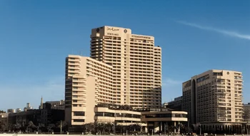 فندق سميراميس إنتركونتيننتال (Semiramis InterContinental): واجهة المبنى الخارجي المطل على النيل في القاهرة.