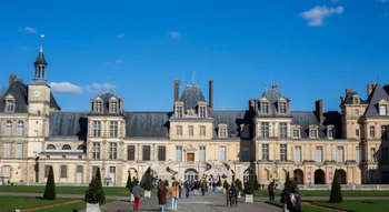 Façade principale du château de Fontainebleau avec son célèbre escalier en fer à cheval.