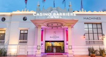 Entrée majestueuse du Casino Barrière Menton, illuminée pour une soirée exceptionnelle.