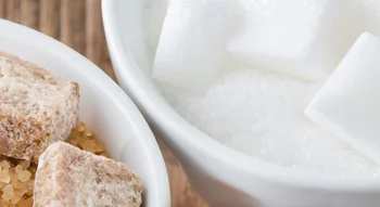 Sucres dans l’alimentation : sucre blanc et sucre roux.