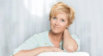 Femme posée et sereine – reconnaître les symptômes de la ménopause pour mieux les gérer.