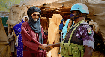 Rencontre entre un membre de l'armée mauritanienne et des habitants locaux dans le cadre de la lutte contre Al-Qaïda au Sahel.