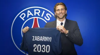 Ilya Zabarny posant avec le maillot du PSG portant son nom et l’année 2030.