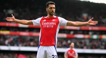 Mikel Merino celebra con el Arsenal