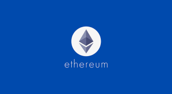 Logo officiel d’Ethereum sur fond bleu.