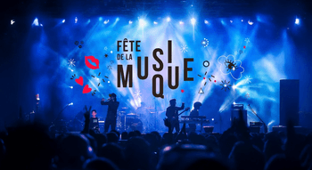 Scène illuminée avec logo de la Fête de la Musique et artistes en performance.