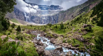 Vue panoramique sur la vallée et les cascades du Cirque de Gavarnie.