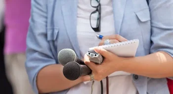 Journaliste algérienne en reportage, illustrant la formation professionnelle spécialisée dans le métier.