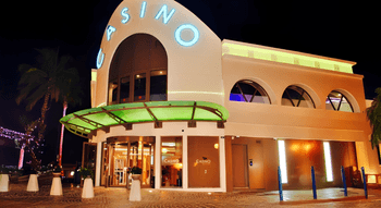 Façade lumineuse du casino de Cavalaire de nuit.