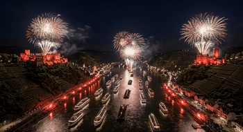 Rhein in Flammen – Feuerwerk über dem Rhein und Parade beleuchteter Schiffe