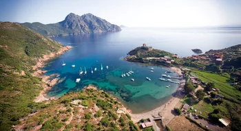 Vue aérienne du golfe de Porto et des Calanques de Piana classées à l’UNESCO.